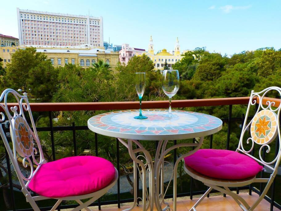 Live-Inn Stunning Apartment On Azneft Sq With President Palace & Old City Views Баку Экстерьер фото