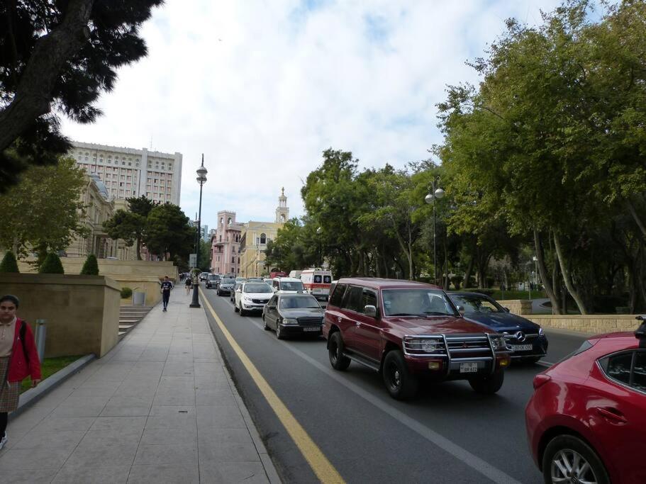 Live-Inn Stunning Apartment On Azneft Sq With President Palace & Old City Views Баку Экстерьер фото